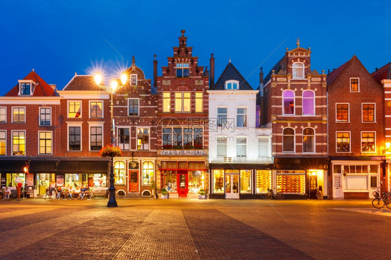荷兰Delft夜市老城中心Markt广场的典型荷兰住房图片