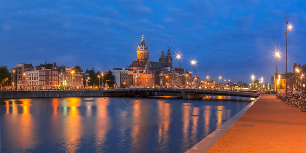 荷兰运河边圣尼古拉斯大教堂夜景图片