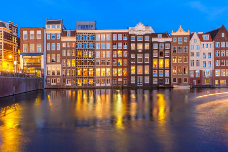 荷兰阿姆斯特丹运河Damrak夜总会的美丽典型荷兰舞厅图片