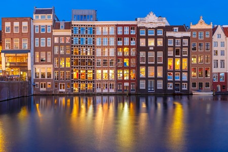 荷兰阿姆斯特丹运河Damrak夜总会的美丽典型荷兰舞厅图片
