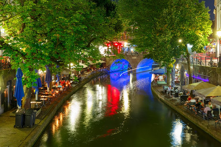 CanalOudegracht晚上蓝色时分彩照明荷兰乌得勒支图片