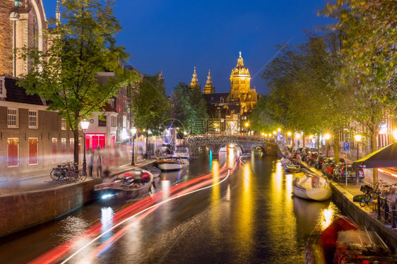 夜间红灯区DeWallen运河圣尼古拉斯的Basilica和桥荷兰阿姆斯特丹图片
