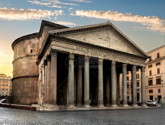 罗马的古老万神殿在意大利的云天日出图片