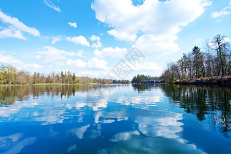 河流和天空夏季河流和蓝天图片