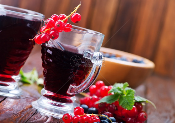 杯子和桌上的浆果汁图片