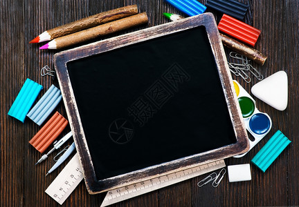 餐桌上的学校用品黑板和学校用品图片