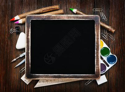 餐桌上的学校用品黑板和学校用品图片