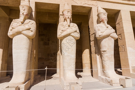 埃及卢克索附近的Hatshepsut寺庙Hatshepsut宫殿外墙上的雕像图片