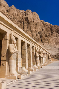 埃及卢克索附近的Hatshepsut寺庙Hatshepsut宫殿外墙上的雕像图片