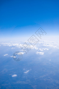 从飞机机窗口看到的云朵图片