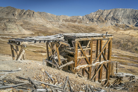 科罗拉多州洛基山脉MosquitoPass附近金矿废墟用于运输金矿石的空中电车站上游图片