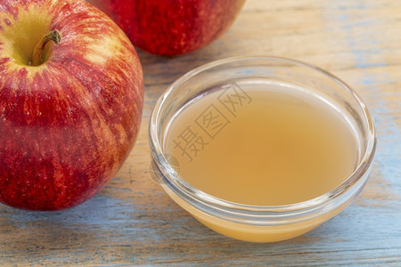与母亲一起生苹果醋一个小玻璃碗有新鲜的红苹果图片