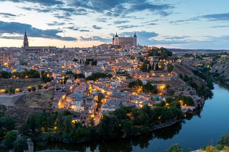 托莱多与阿尔卡扎在西班牙马德里黄昏的城市景象图片