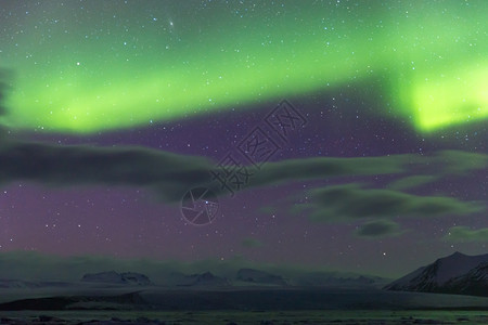 冰岛Jokulsarlon冰川湖的北光极图片