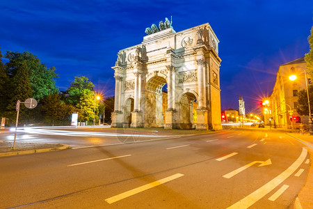 慕尼黑黄昏时分的锡格斯托胜利拱门交通在周围图片