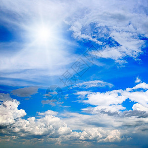 阳光照耀着美丽的蓝天空图片