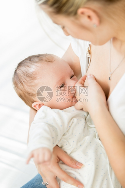 近距离观察母乳喂养新生儿图片