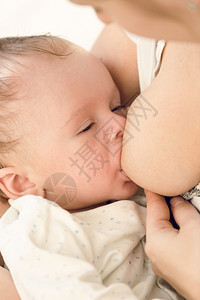 近距离观察母乳喂养新生儿图片