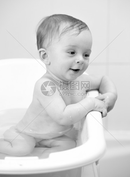 坐在浴场的可爱小男孩黑白画像图片