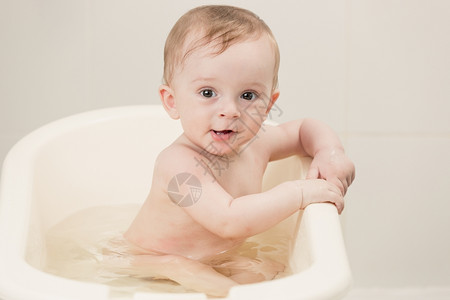 可爱的男孩子洗澡时用泡沫的画像图片