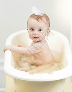 男孩在洗澡时泡沫里玩图片