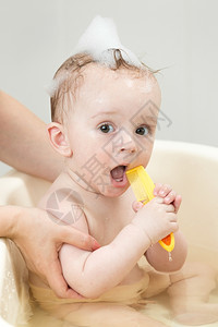 可爱小男孩在洗澡时唱歌的肖像图片