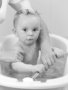 怀着洗澡时间的可爱小男孩黑白肖像图片