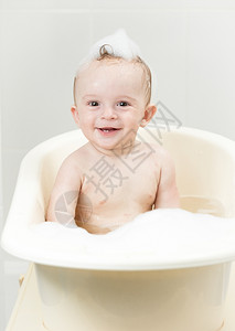 9个月大的婴儿在洗澡时玩泡沫游戏图片