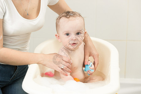 泡澡玩具的可爱小男孩肖像图片