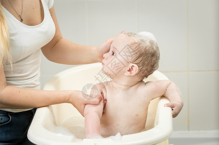泡澡看母亲的可爱小男孩图片