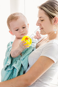 洗澡后快乐的年轻母亲和男婴的肖像图片