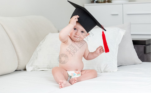 10个月大的小孩男穿着黑色毕业帽子图片
