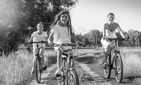 年轻母亲带着两个女儿骑自行车图片