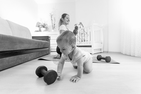 母子俩在客厅健身运动图片