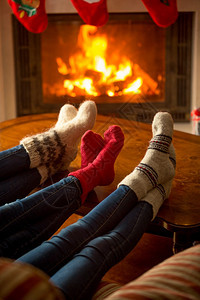 三英尺长的羊绒袜子在家里燃烧的壁炉升温图片