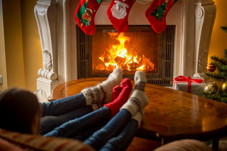 家人在圣诞时被装饰的壁炉里暖袜子图片