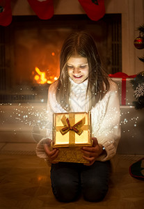 开着闪亮的圣诞礼物盒灯光和火花从盒子里飞出来图片