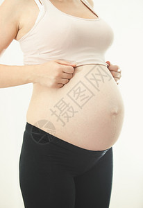 身穿运动服的孕妇大肚子近身照片图片