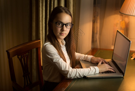 黑发女学生的肖像用笔记本电脑装在柜子里图片