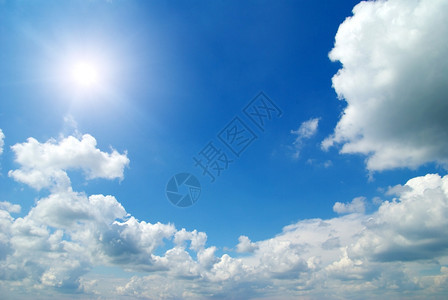 清蓝的天空中太阳照亮图片
