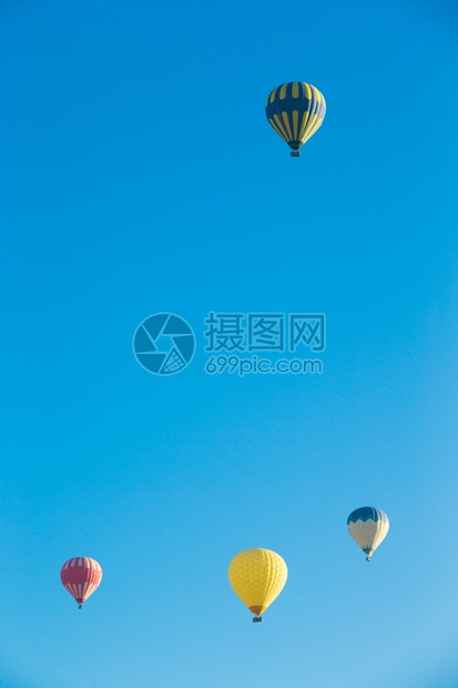 飞过卡帕多西亚山谷的彩热气球图片