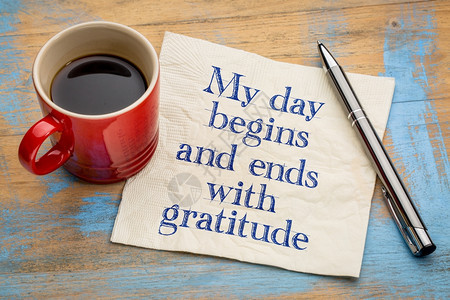 我一天的开始和结束感谢肯定的字词笔迹在餐巾纸上加一杯咖啡图片