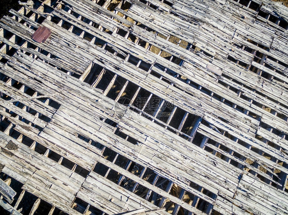 废弃金矿厂的木屋顶空中观察图片