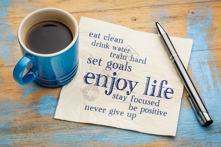 享受生活健康生活方式在餐巾纸上加咖啡杯的乌云图片