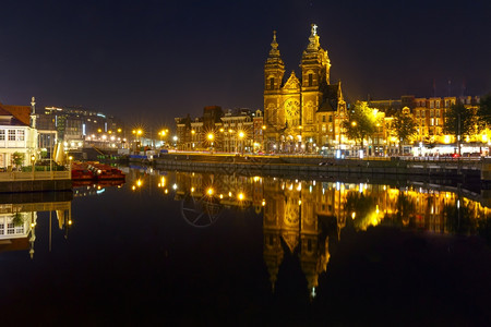 阿姆斯特丹运河边的圣尼古拉斯教堂图片
