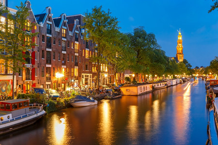 荷兰阿姆斯特丹运河Prinsengracht的夜间城市景色图片