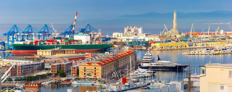 意大利地中海热那亚港历史灯塔老集装箱和客运码头全景图片