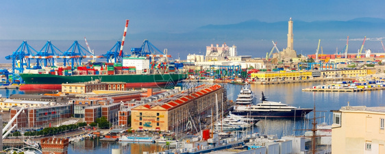 意大利地中海热那亚港历史灯塔老集装箱和客运码头全景图片