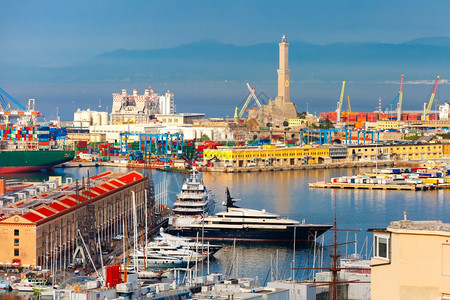意大利地中海热那亚港的旧灯塔集装箱和客运码头图片