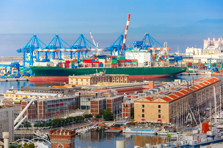 意大利地中海热那亚港的集装箱和客运码头热那亚港图片